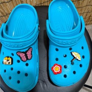CROCS Kids Clog in Bright Turquoise with Fun Charms M4/W6